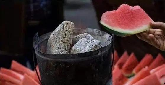 围着火炉吃蜜瓜,别样冬日美食体验